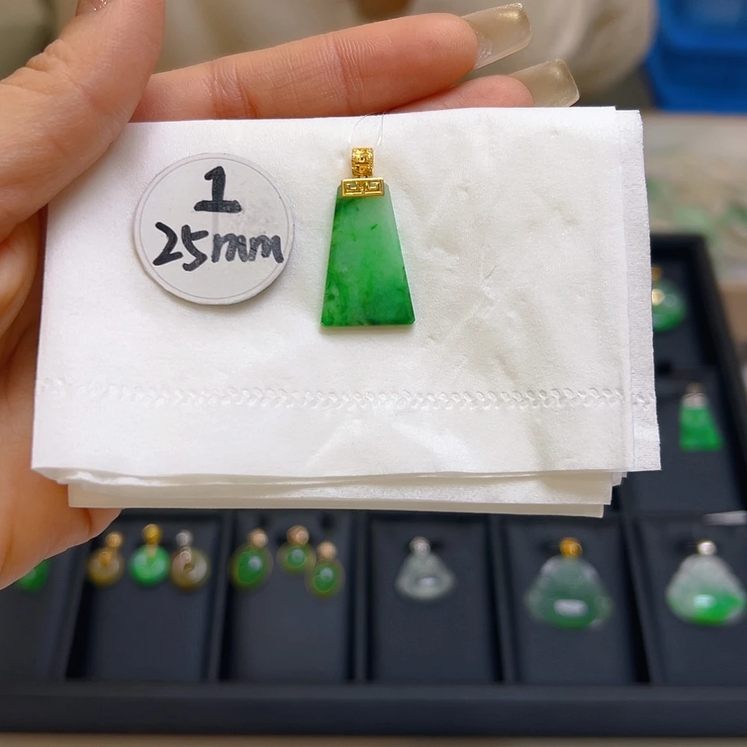 翡翠颈饰18K金镶嵌翡翠