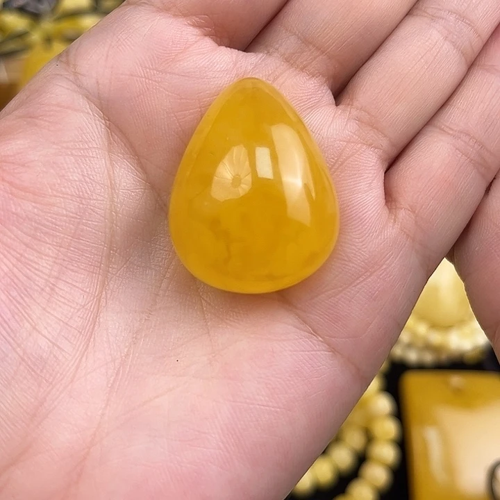 琥珀未镶嵌颈饰琥珀，多样性发其一