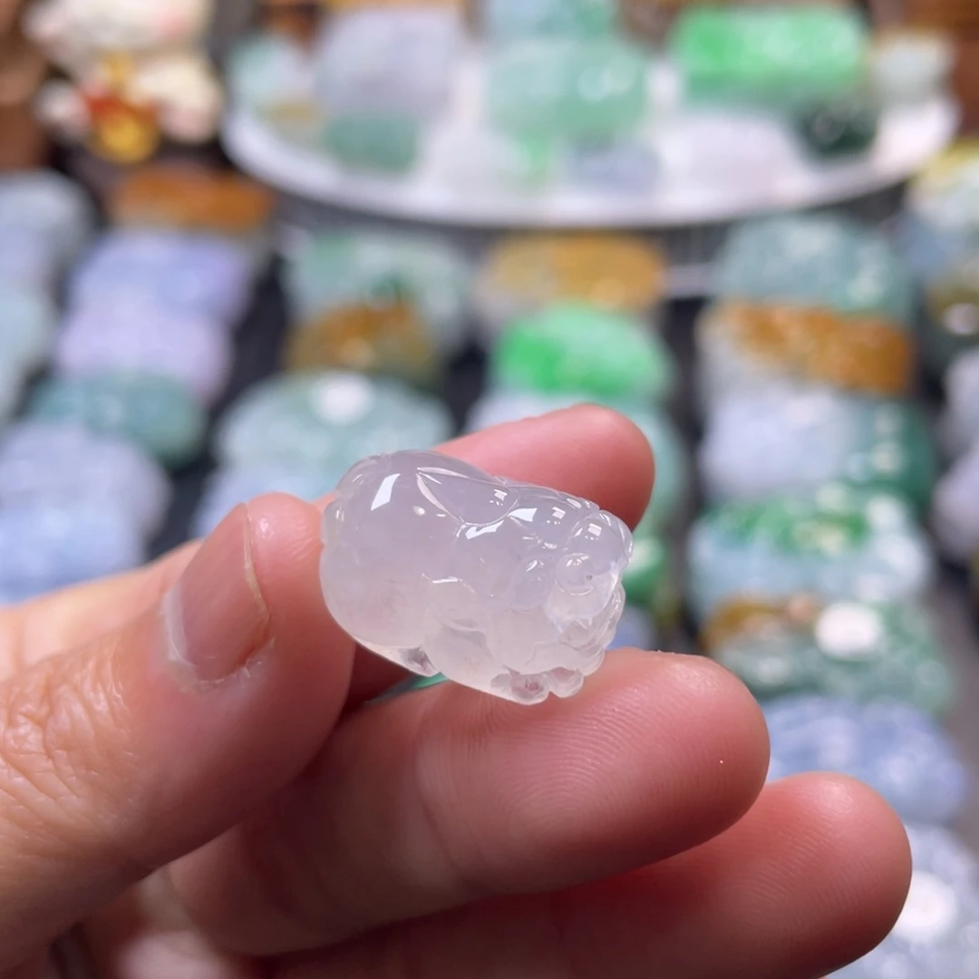 翡翠未镶嵌颈饰貔貅