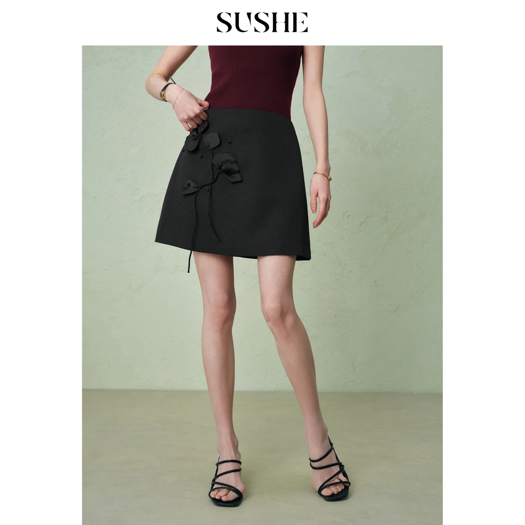 束皙SUSHE 抚枝 手工钉珠立体花朵春季新款细闪显瘦黑色A字短裙女