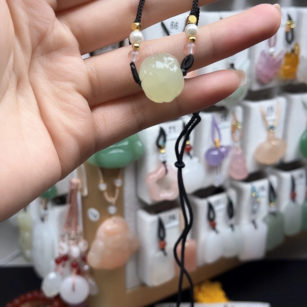 颈饰未镶嵌石英质玉