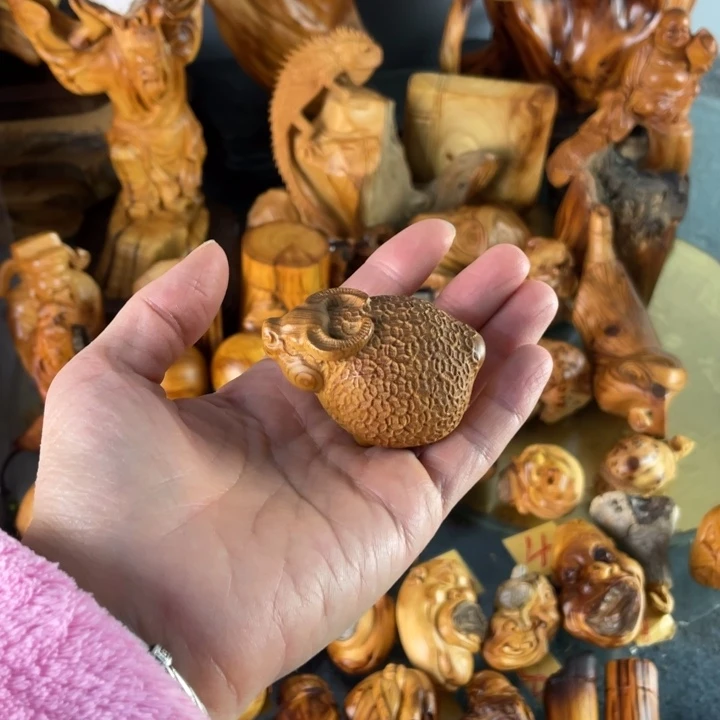 崖柏钱牛根雕摆件