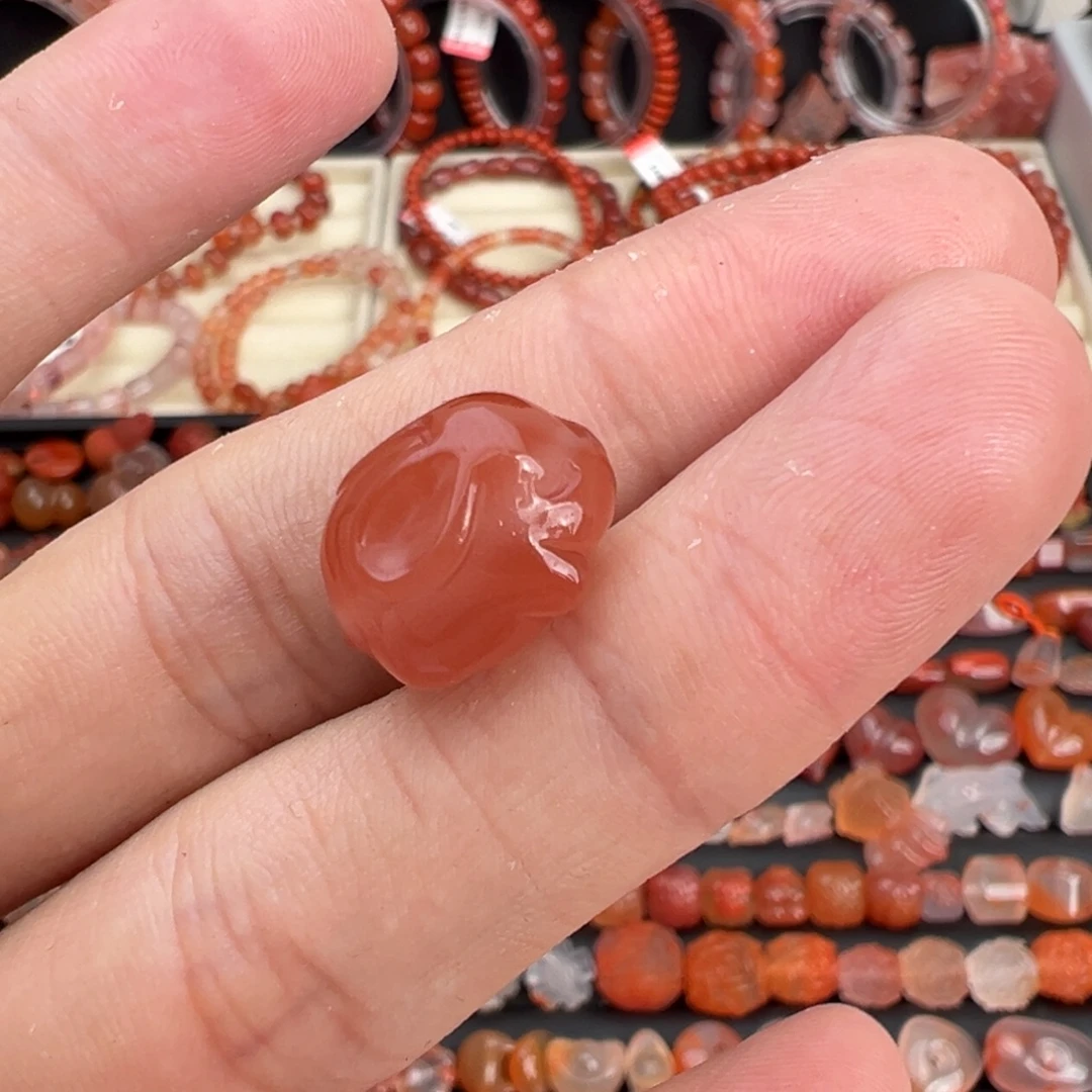 南红玛瑙未镶嵌颈饰趴趴兔