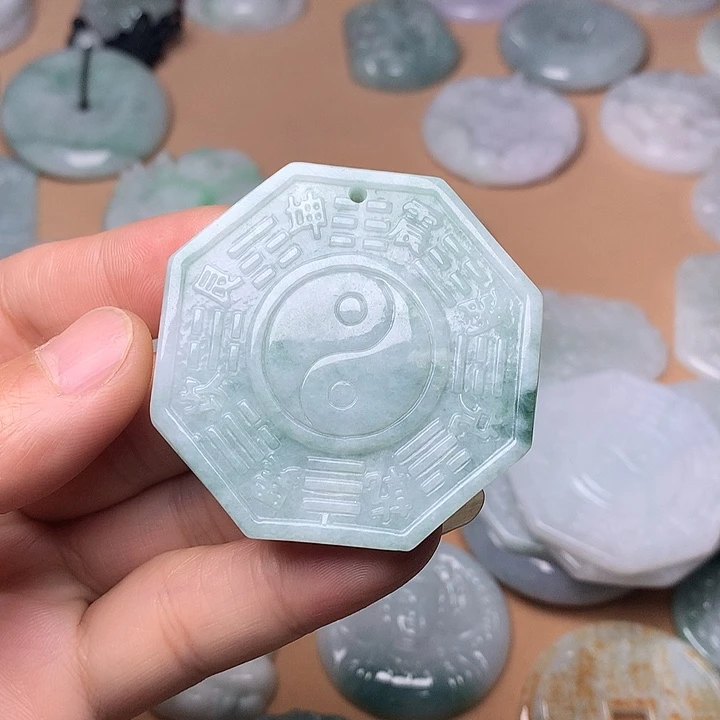 。***4翡翠未镶嵌颈饰八卦