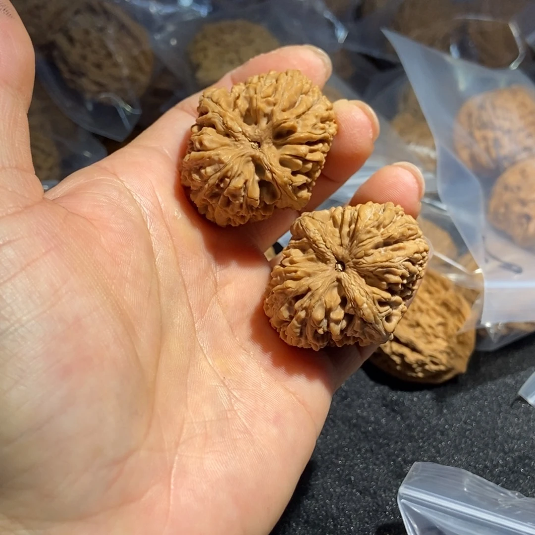 文玩核桃吊坠蒜头核桃190