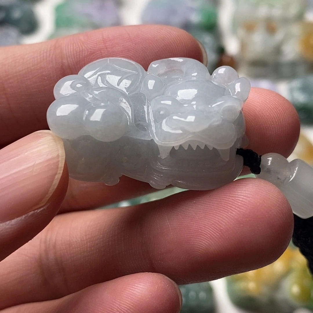 翡翠未镶嵌颈饰貔貅