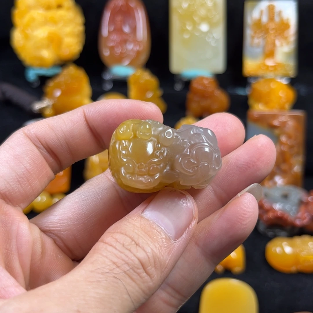 石英质玉（黄龙玉）未镶嵌颈饰