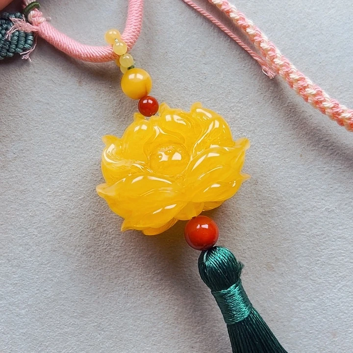 蜜蜡未镶嵌颈饰莲花牌