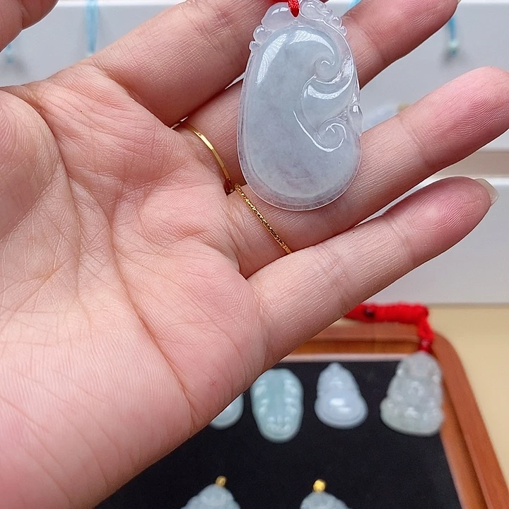 翡翠未镶嵌颈饰如意