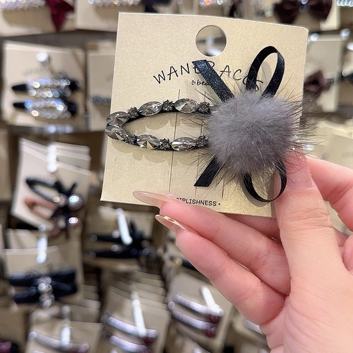 灰色毛球钻鸭嘴夹椭圆