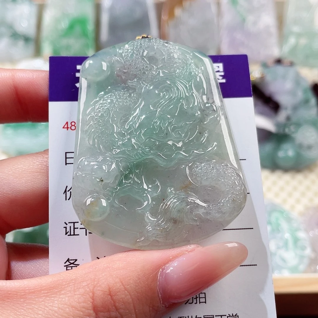 翡翠未镶嵌颈饰龙