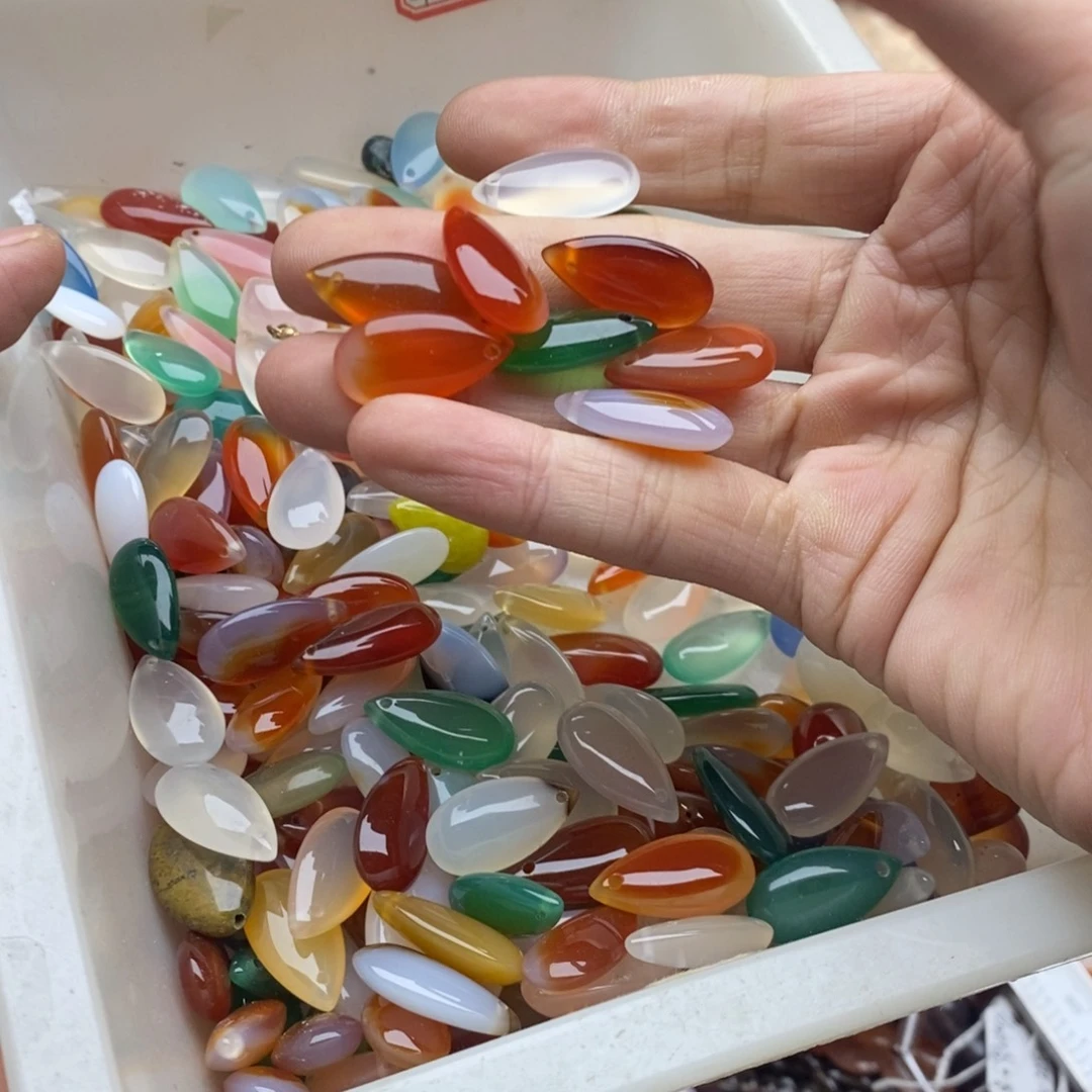 玛瑙/玉髓未镶嵌珠宝半成品四个天然玛瑙水滴吊坠随机颜色