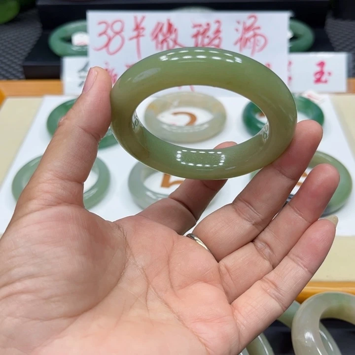 石英质玉手镯未镶嵌巴***巴