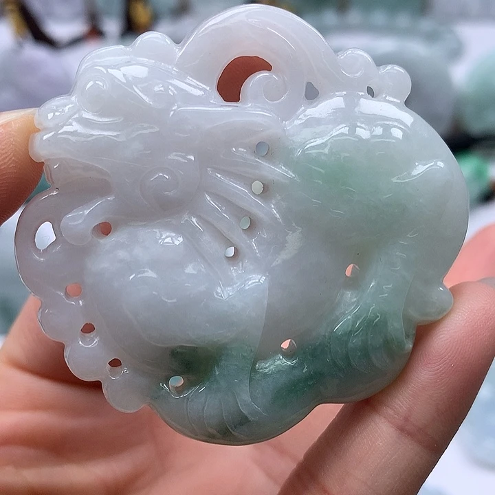 翡翠未镶嵌颈饰麒麟两面工艺福利