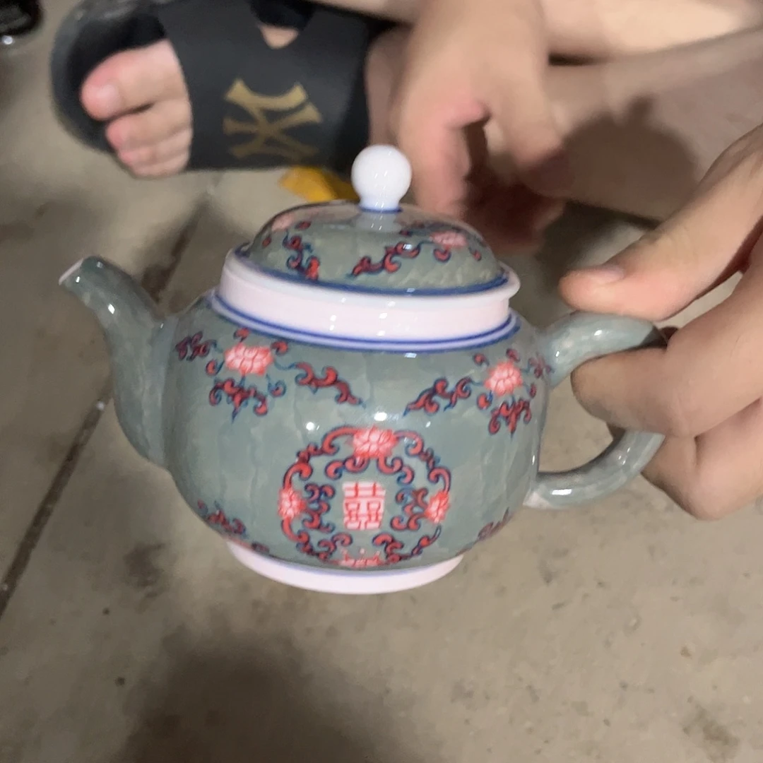 摆件////景德镇陶瓷茶壶。红。