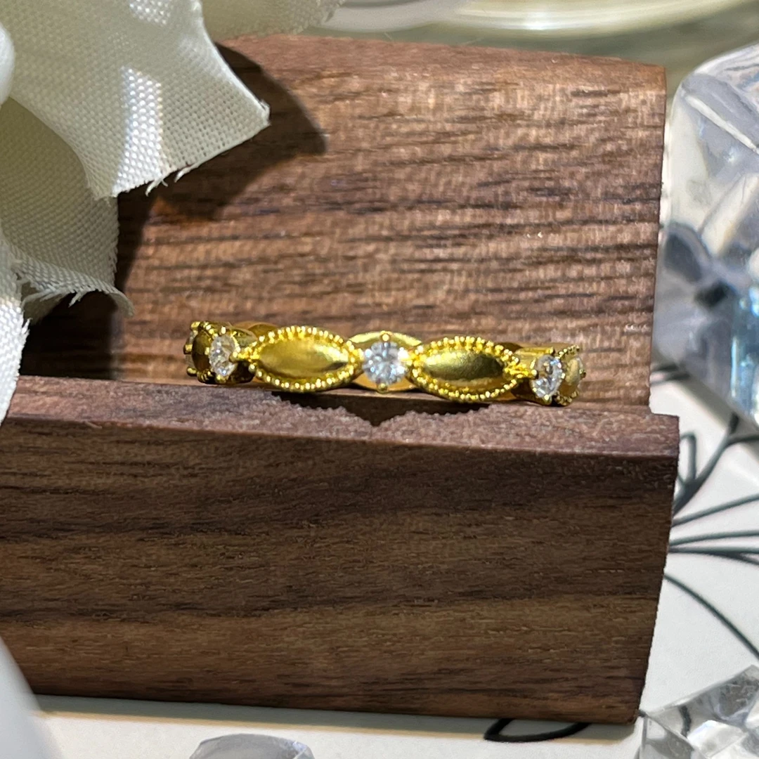 【麦绮珠宝】足金999古法镶嵌莫桑戒指迪卡戒简约精致轻奢时尚气质