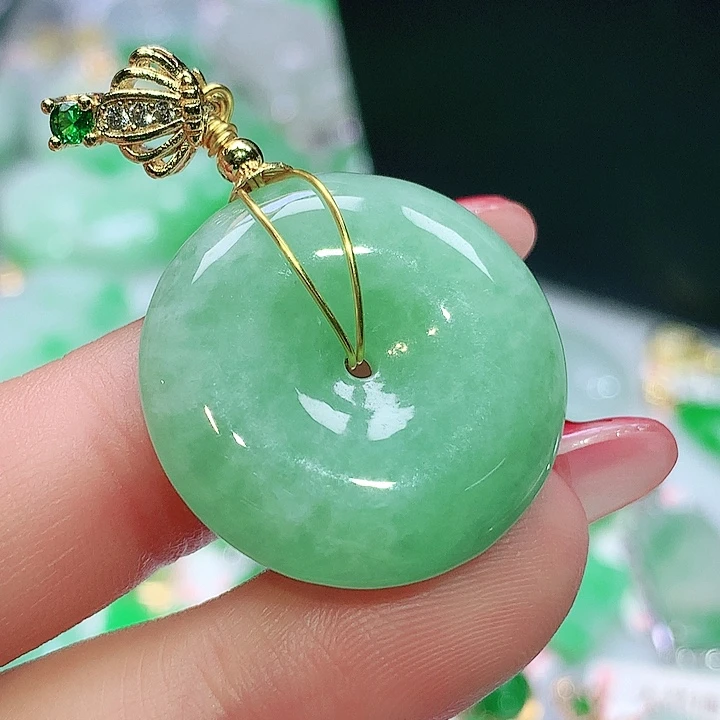 翡翠未镶嵌颈饰翡翠多样性发其一