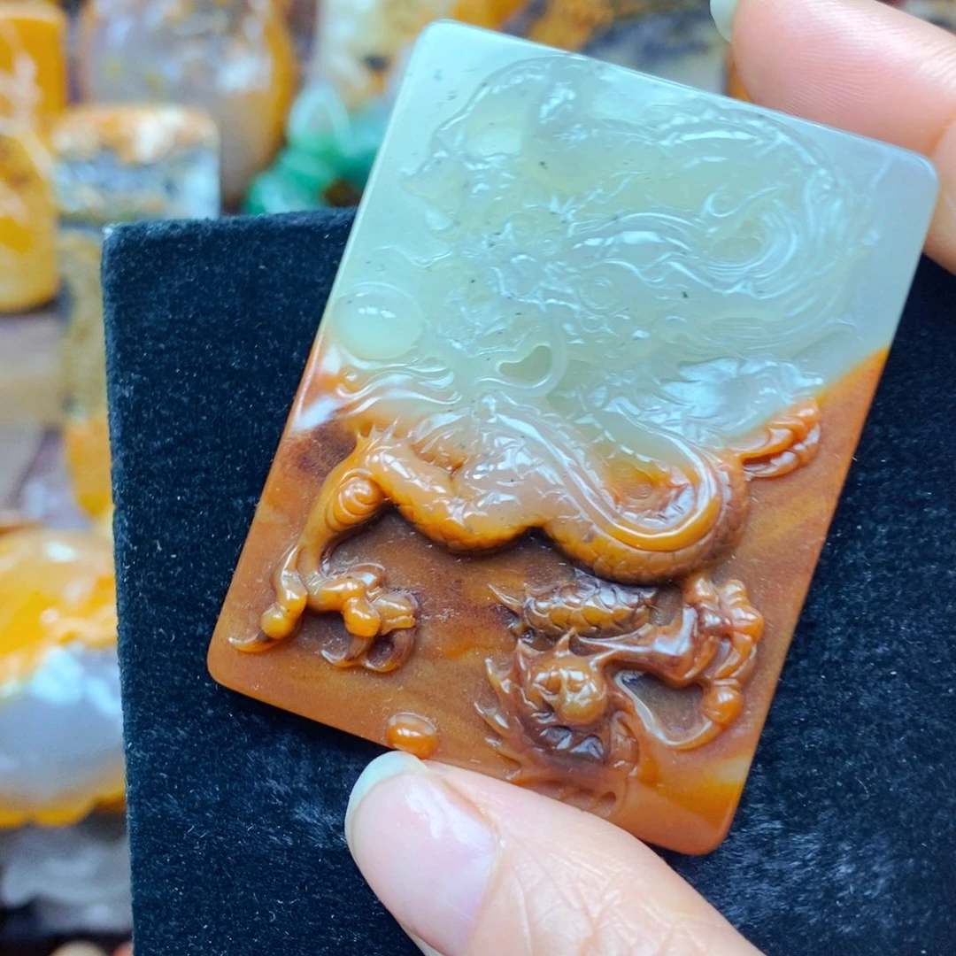 未镶嵌石英质玉（黄龙玉）颈饰