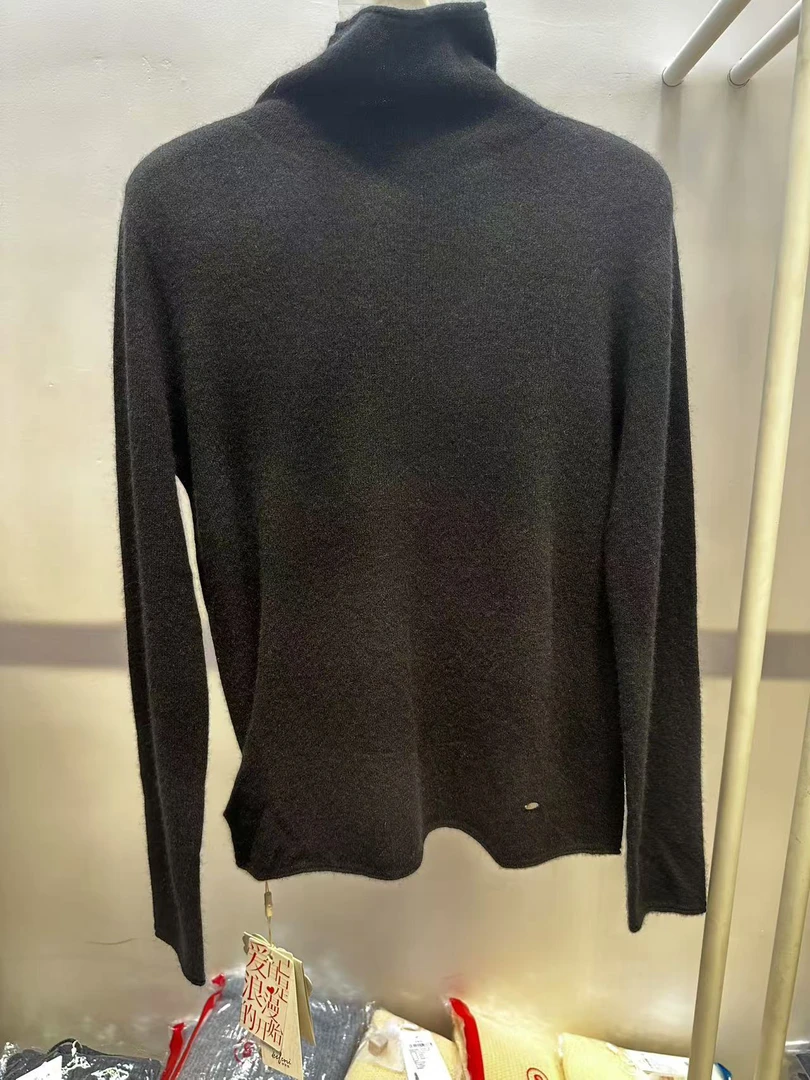 黑色长袖软软羊绒衫时尚