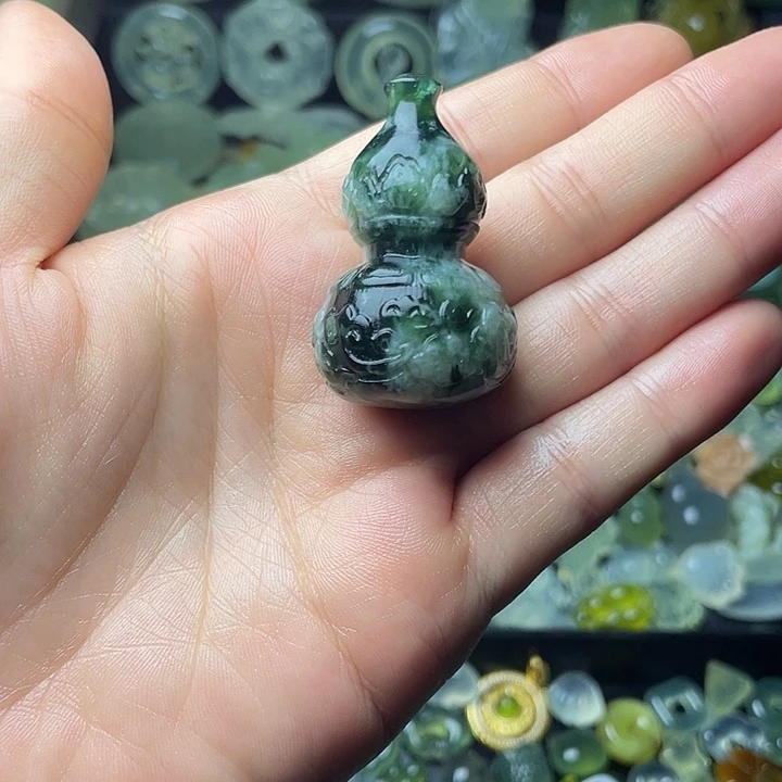 蛇纹石玉合金颈饰雕花葫芦