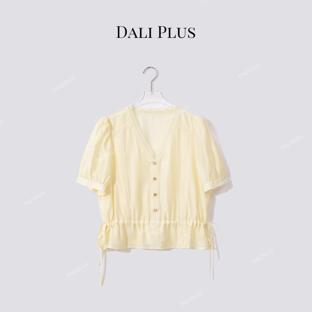 DALI PLUS“小鸡黄醋酸衬衫”蕾丝贴边Y领收腰短袖衬衫-D5SS7102