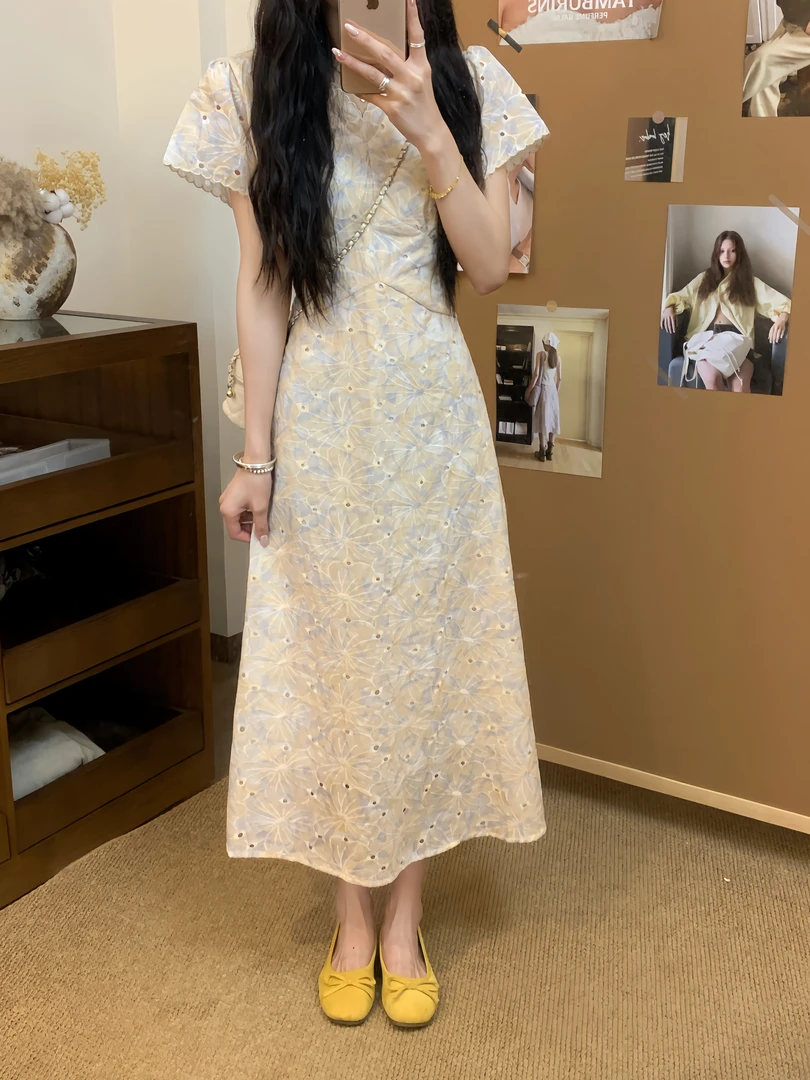 #8239刺绣气质v领杏色扎染显瘦度假风小众设计感浅黄色连衣裙