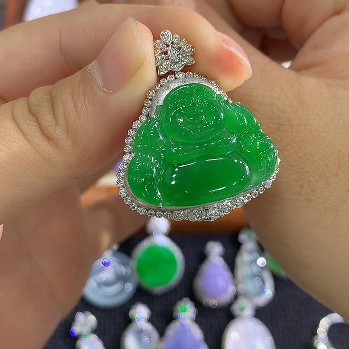 翡翠18K金镶嵌颈饰佛公