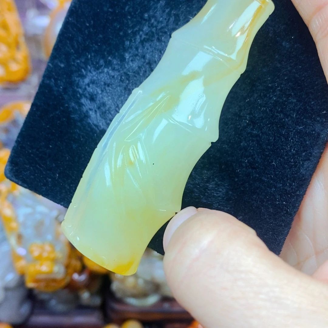 未镶嵌石英质玉（黄龙玉）颈饰