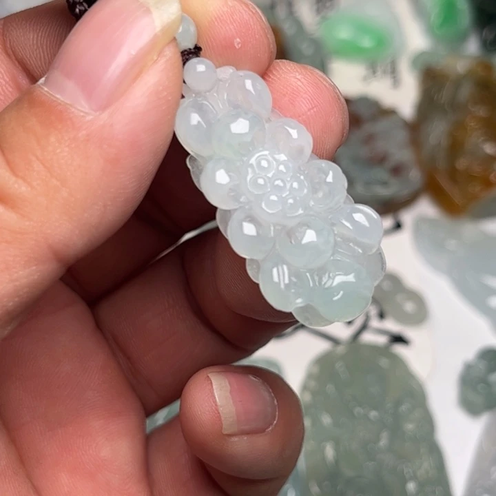 翡翠未镶嵌颈饰荷花