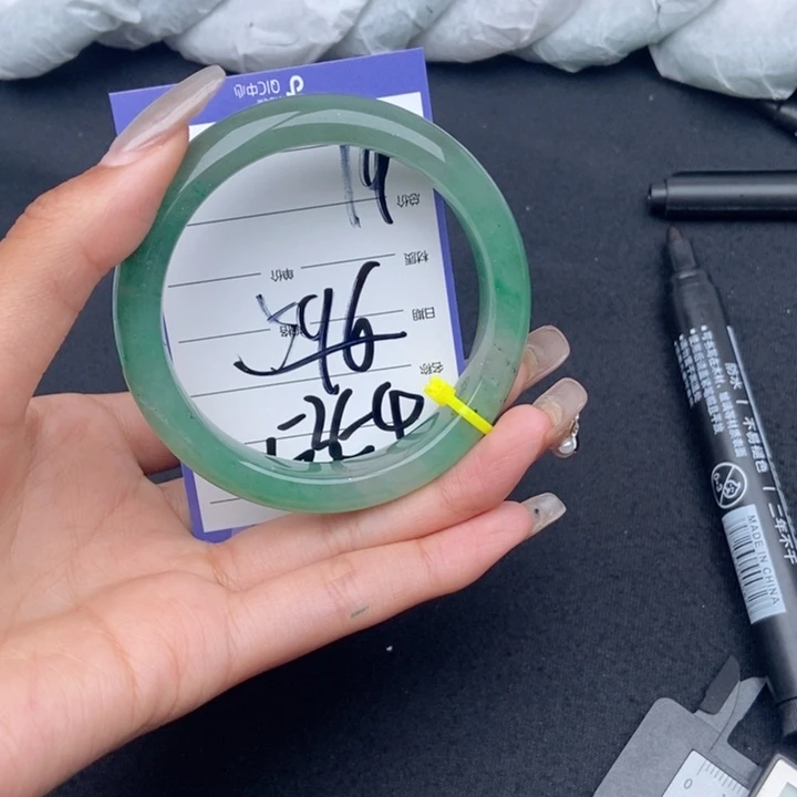 石英质玉（非洲翠）手镯未镶嵌