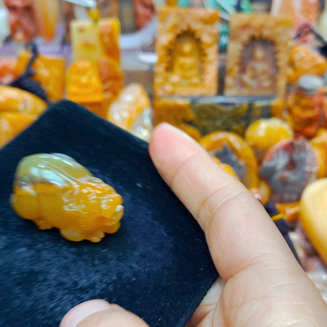 未镶嵌石英质玉（黄龙玉）颈饰