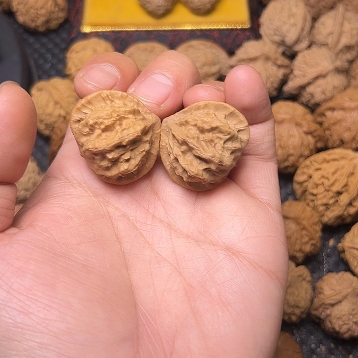 文玩核桃吊坠蝴蝶