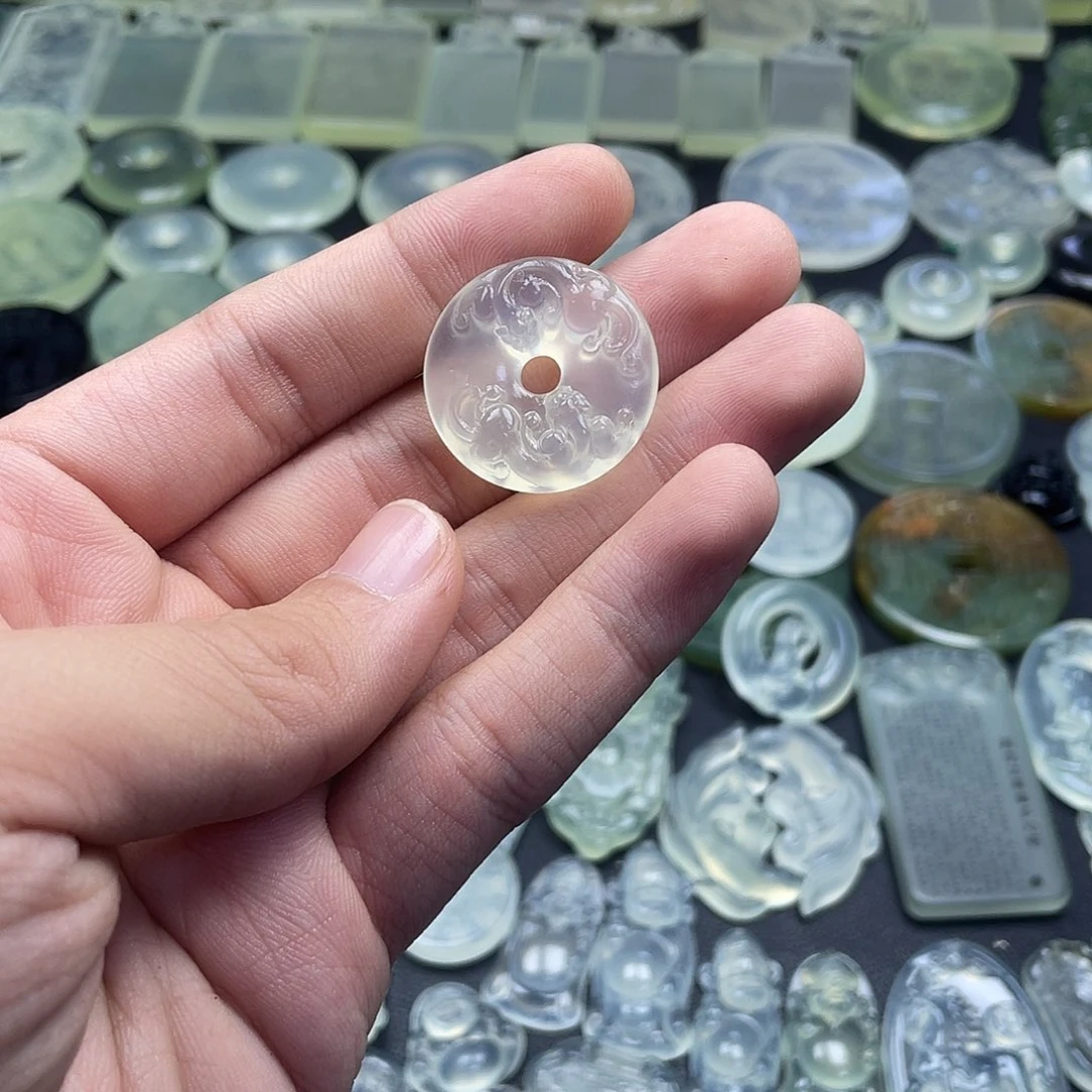 岫玉未镶嵌颈饰貔貅扣