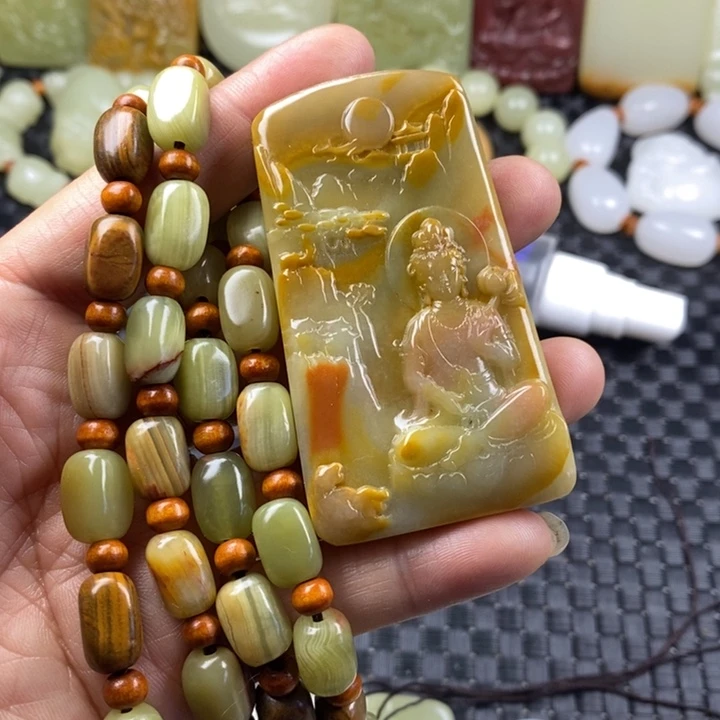 昆仑料俏色观音牌