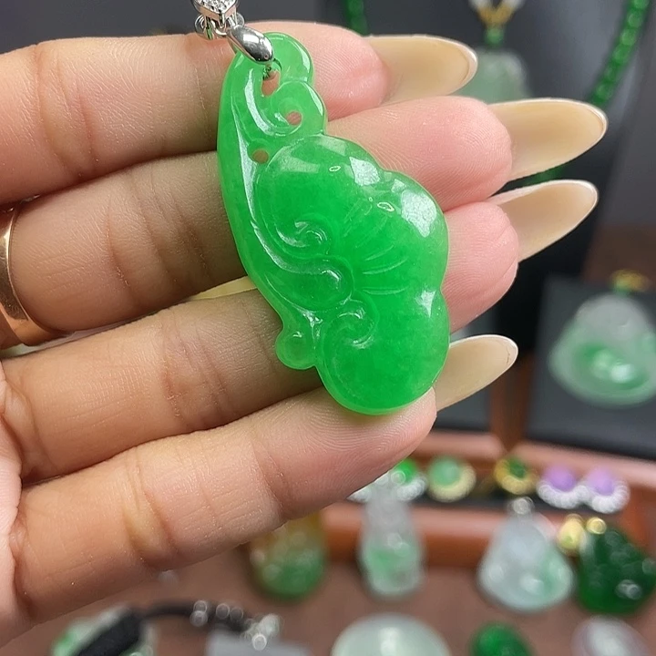 翡翠未镶嵌吊坠(赠链)