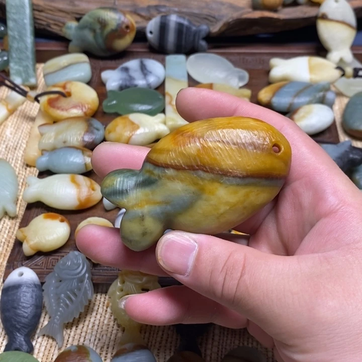 画***的蛇纹石玉未镶嵌颈饰