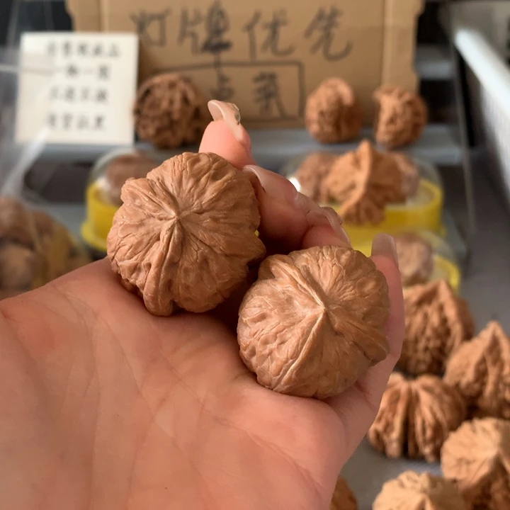 用***5文玩核桃吊坠异形单只，有瑕疵