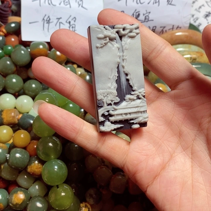 蛇纹石玉颈饰未镶嵌