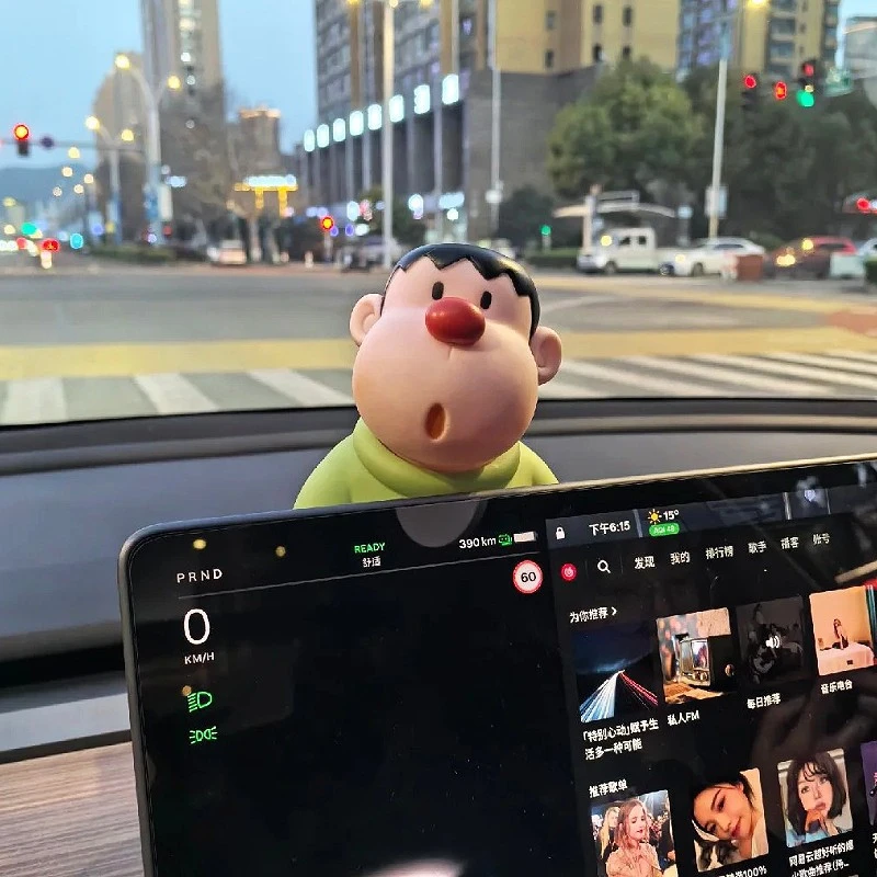 歪头胖虎汽车摆件创意可爱车内中控仪表台面摆件呆萌技安公仔手办