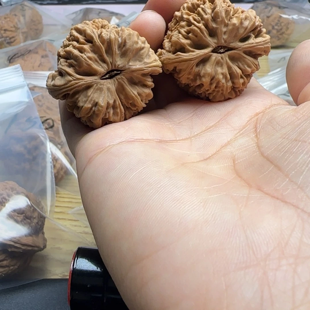桃核吊坠?****且核桃核桃