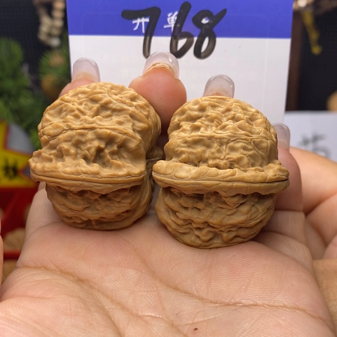 文玩核桃吊坠小*张白狮子。边40。 丹