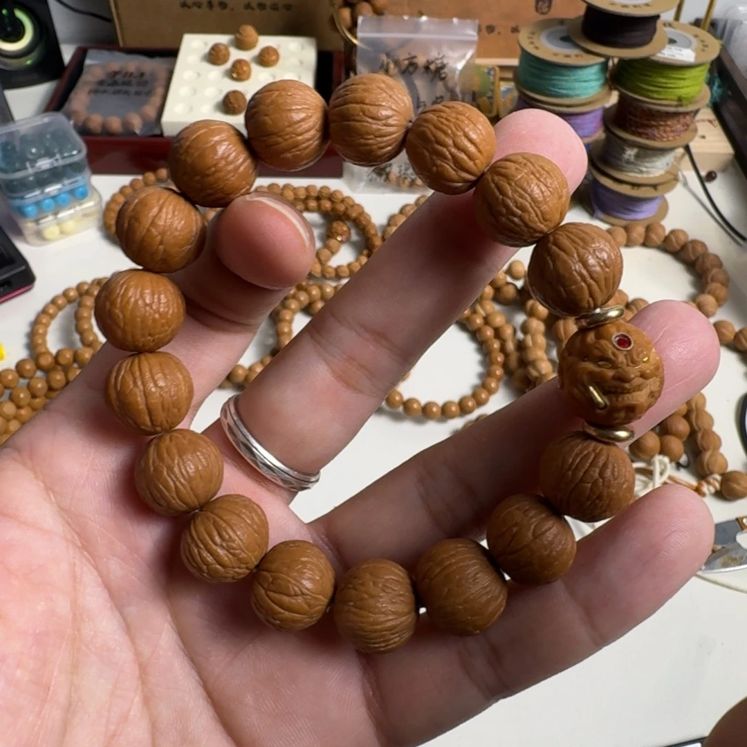 猴头核桃手串凤羽搭配雕刻珠(可挑选)