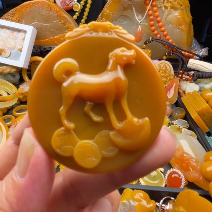 未镶嵌石英质玉（黄龙玉）颈饰