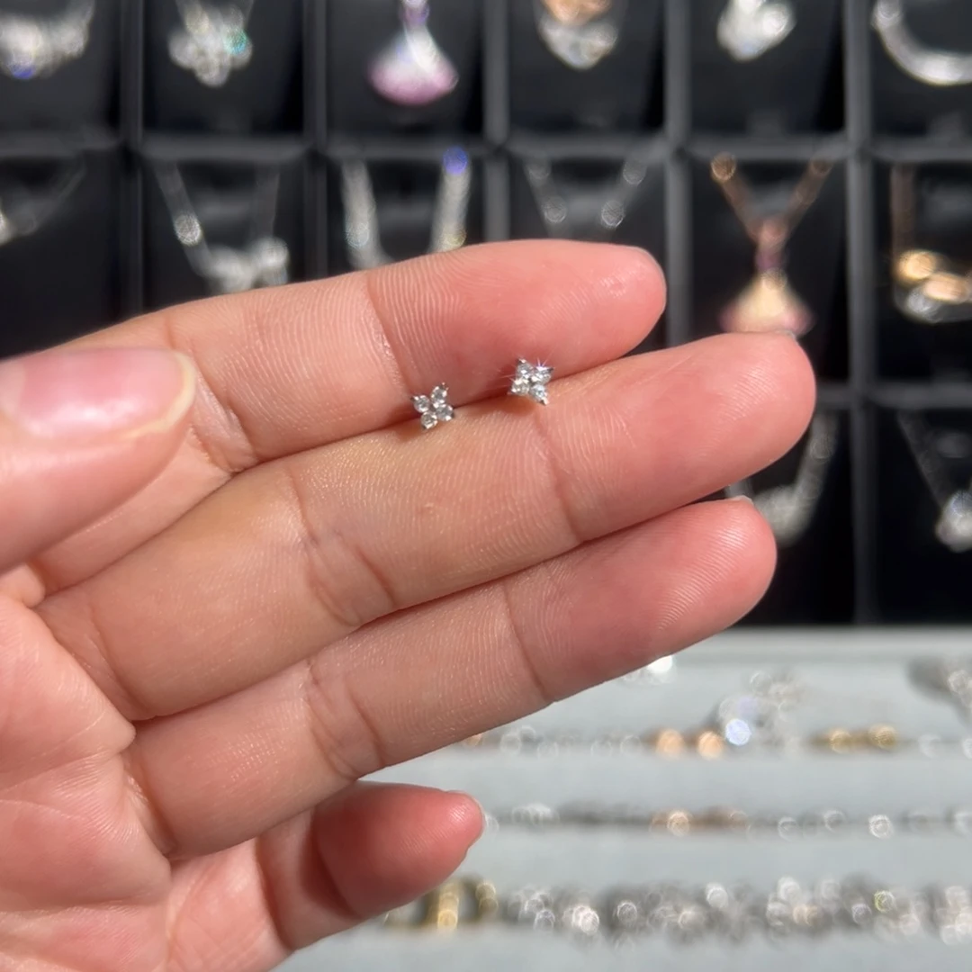 18K金镶嵌耳饰钻石四钻耳钉