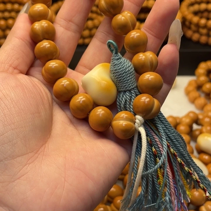 筱***筱吊坠猴头核桃微瑕屁桃加爱心流苏