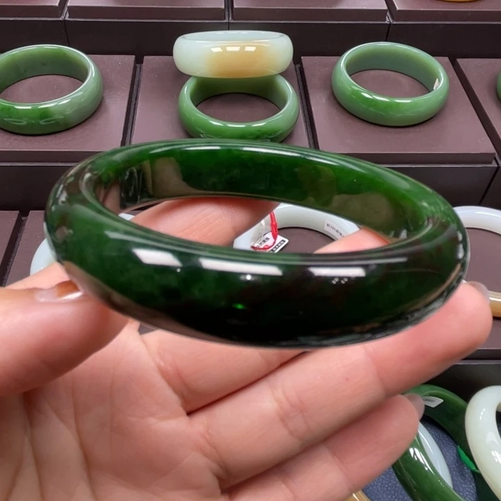 和田玉未镶嵌手镯