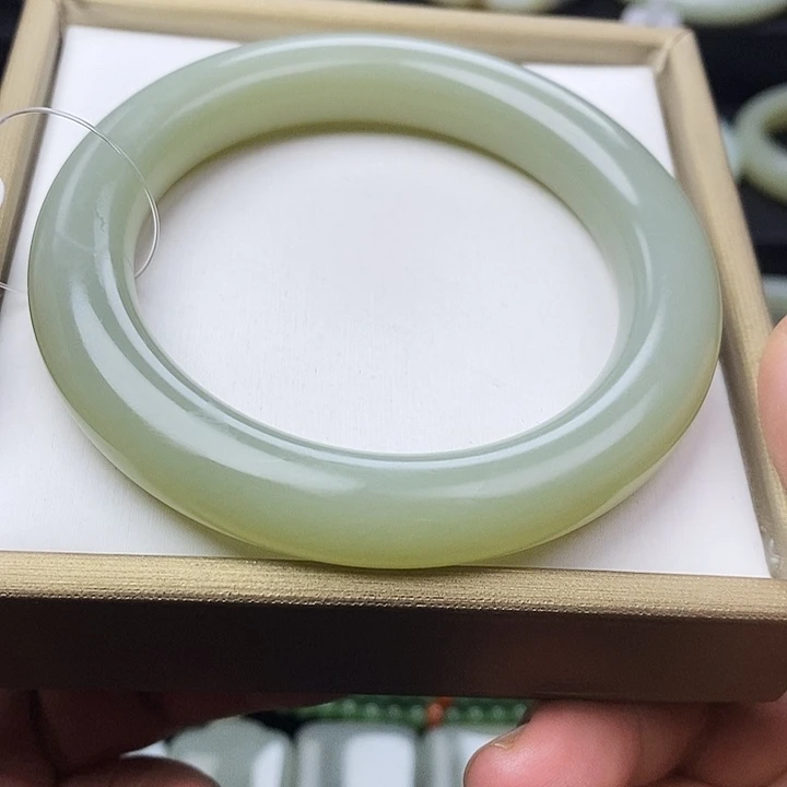 和田玉未镶嵌手镯