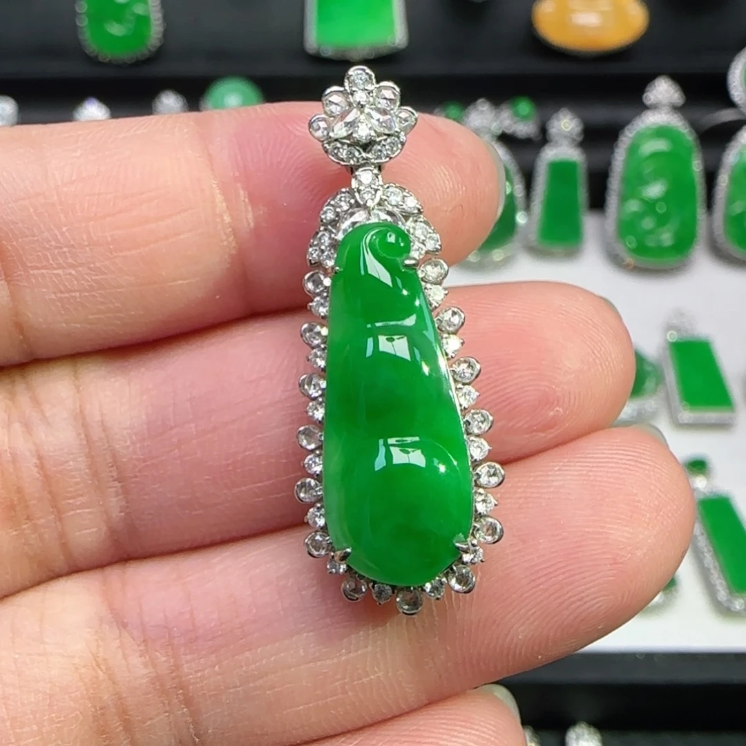 翡翠18K金镶嵌颈饰吊坠