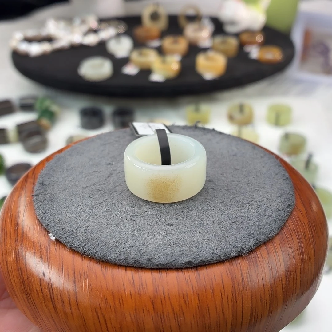 和田玉（糖玉）未镶嵌戒指b1一口糖白圆切16.8