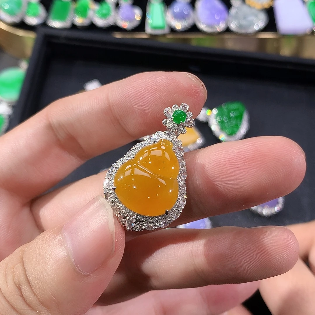 翡翠18K金镶嵌颈饰